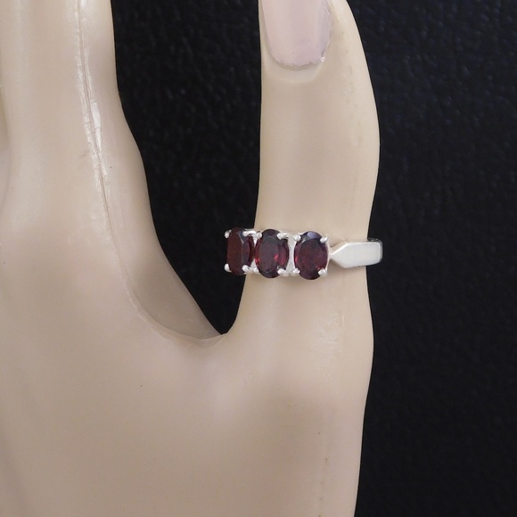 Vintage Avon Ruby 3 stone ring Size: 7 1/2 - Picture 2 of 3